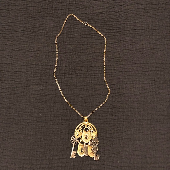 Large Vintage Keys Pendant Necklace - Picture 2 of 8